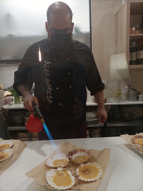 Chef Álex García cocinando